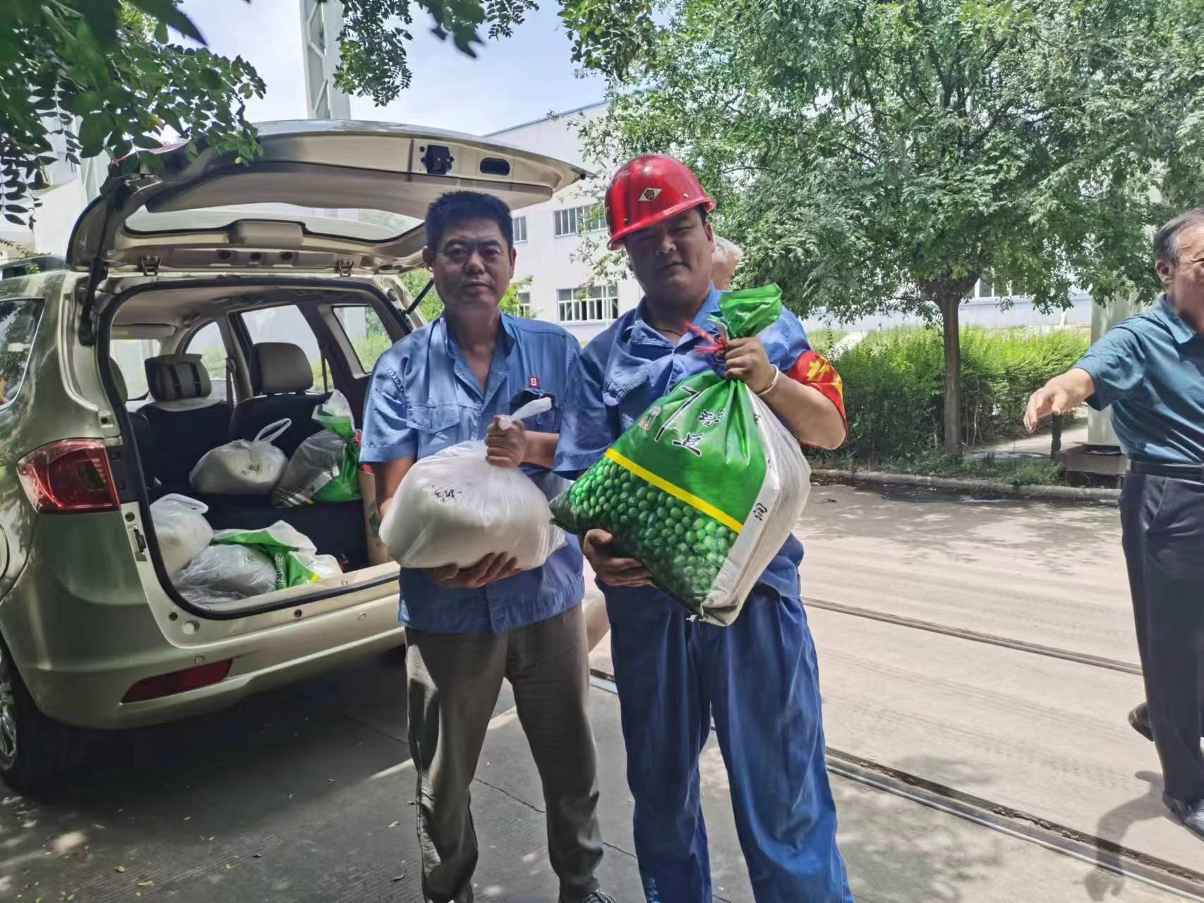 給一線(xiàn)生產(chǎn)車(chē)間和工地職工購(gòu)買(mǎi)了一批白糖、綠豆等防暑降溫品送到了車(chē)間工地