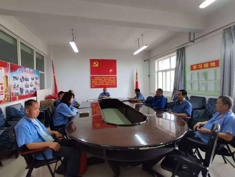 運(yùn)輸采供黨支部召開(kāi)黨員大會(huì)，組織主題教育集中學(xué)習(xí)。